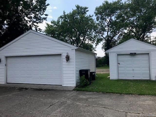 18931 Common Road Roseville, MI 48066 - Photo 17 of 24 IMG_5133.jpg