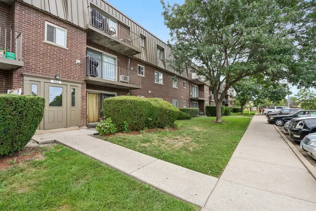 $165,500 | 586 Fairway View Drive, Unit 1A, Wheeling, IL 60090