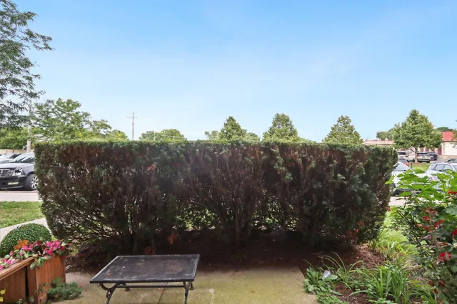 $165,500 | 586 Fairway View Drive, Unit 1A, Wheeling, IL 60090