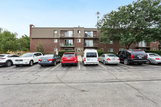 $165,500 | 586 Fairway View Drive, Unit 1A, Wheeling, IL 60090