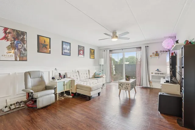 $165,500 | 586 Fairway View Drive, Unit 1A, Wheeling, IL 60090