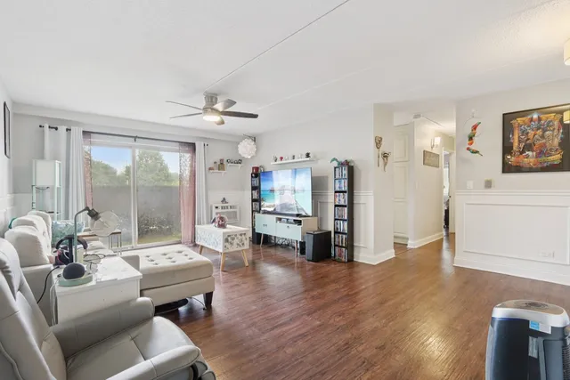 $165,500 | 586 Fairway View Drive, Unit 1A, Wheeling, IL 60090