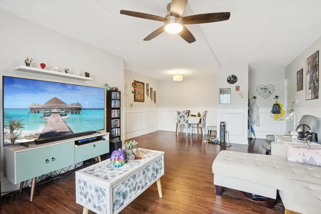 $165,500 | 586 Fairway View Drive, Unit 1A, Wheeling, IL 60090