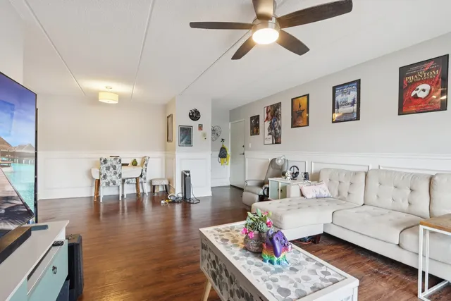 $165,500 | 586 Fairway View Drive, Unit 1A, Wheeling, IL 60090