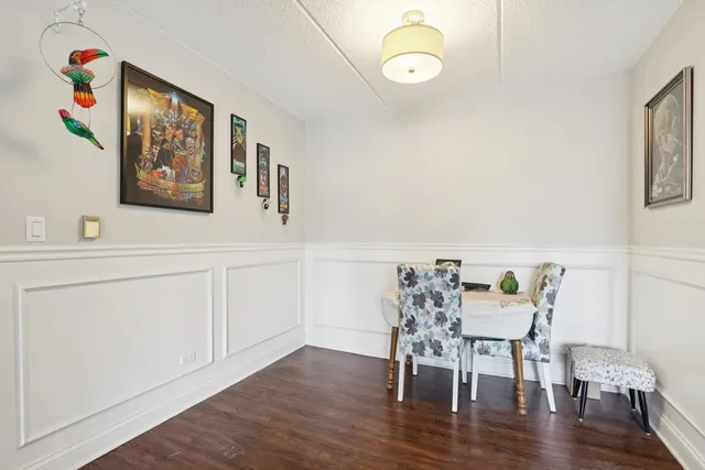 $165,500 | 586 Fairway View Drive, Unit 1A, Wheeling, IL 60090