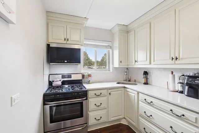 $165,500 | 586 Fairway View Drive, Unit 1A, Wheeling, IL 60090