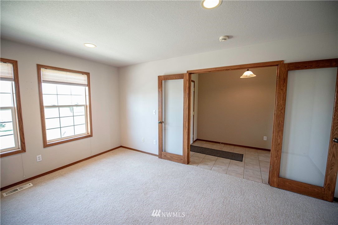 7483 Frog Hollow Road Touchet, WA 99360 - Photo 4 of 25 an empty room with windows and closet