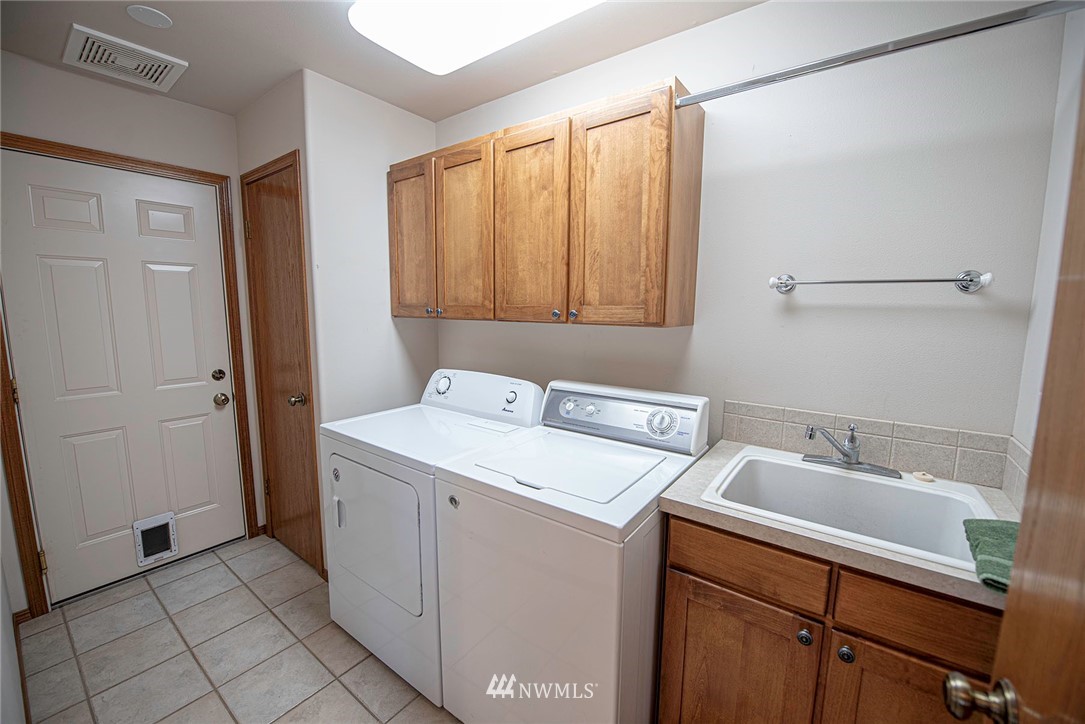 7483 Frog Hollow Road Touchet, WA 99360 - Photo 10 of 25 a bathroom with a sink and a mirror
