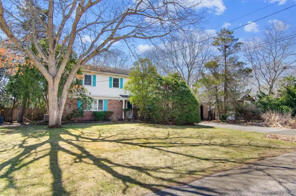 $899,000 | 26 Lovell Road, Hampton Bays, NY 11946