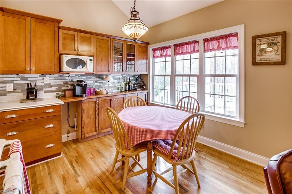 Breakfast area, hardwood floors