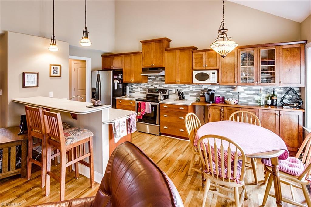 Kitchen with eat at bar