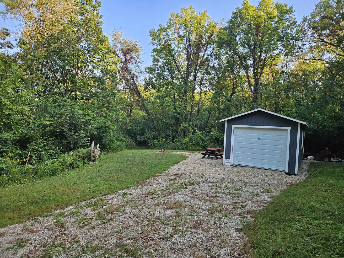 1982 North 3103rd Road Ottawa, IL 61350 - Photo 5 of 8 a house with green field in front of it