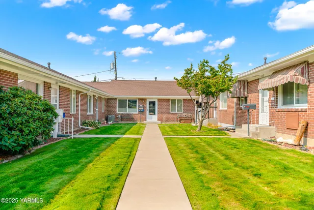 a front view of house with yard