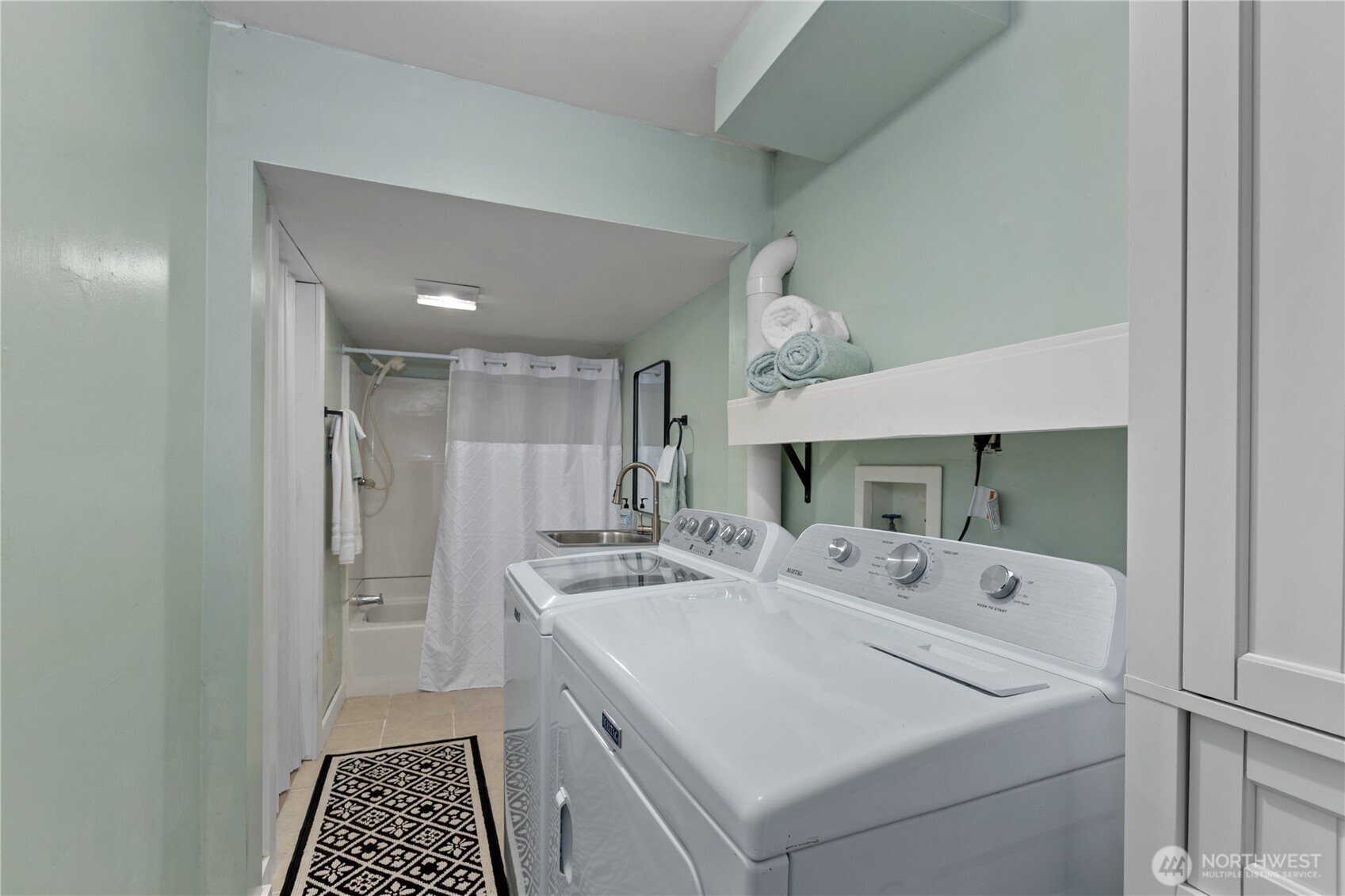 24522 Cromwell Road Monroe, WA 98272 - Photo 22 of 40 a bathroom with a sink a toilet and shower