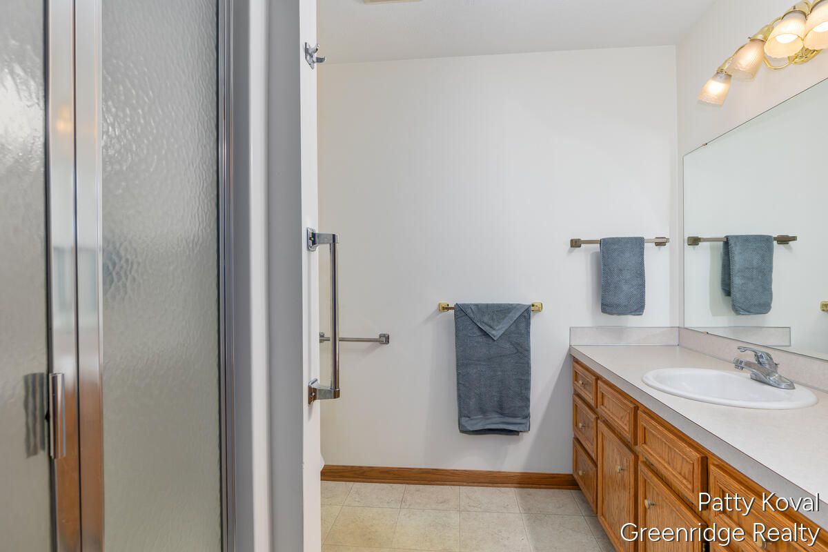 447 Falcon Drive Wayland, MI 49348 - Photo 15 of 30 Lg main floor bathroom