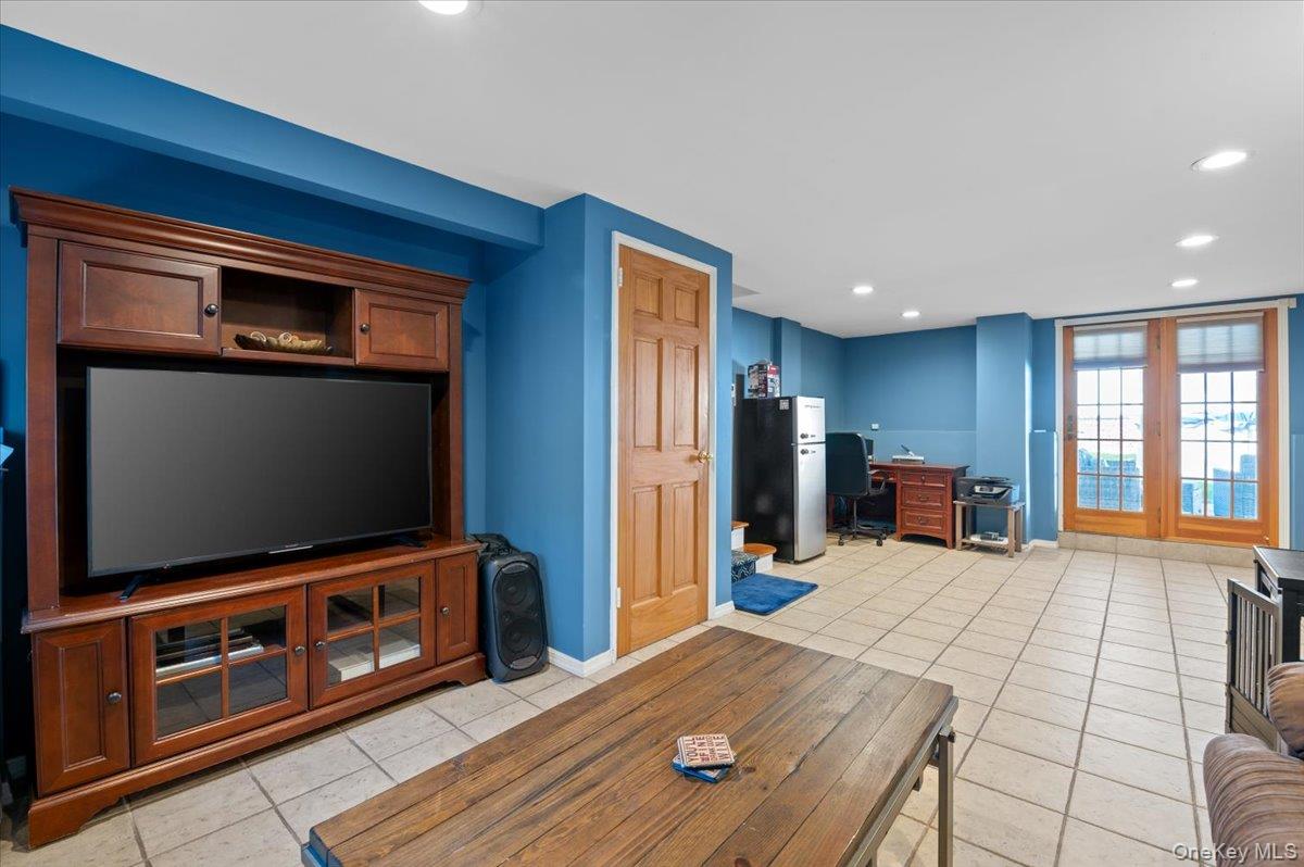 21 Eleanor Road Plainview, NY 11803 - Photo 27 of 39 a living room with stainless steel appliances furniture and a flat screen tv