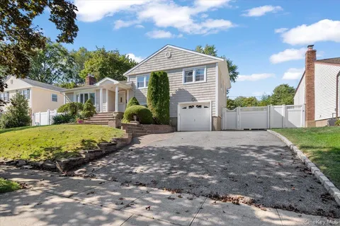 a view of a house with backyard and garden