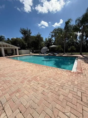 a view of a backyard