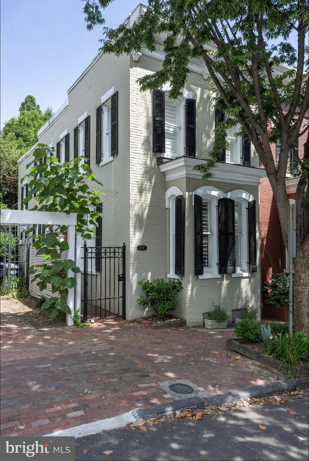 Corner lot - Side entrance