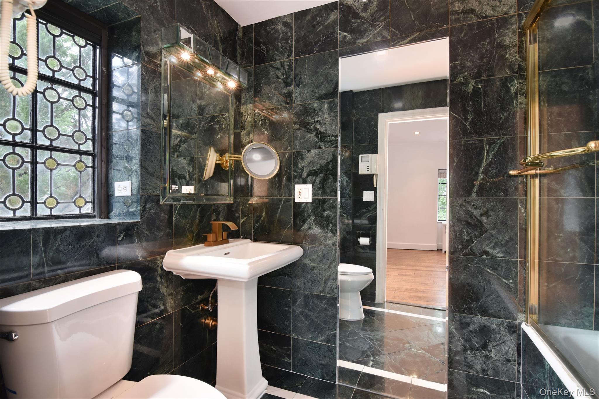 915 Wynnewood Road, Unit A3 Pelham, NY 10803 - Photo 11 of 19 Primary bath with Jacuzzi