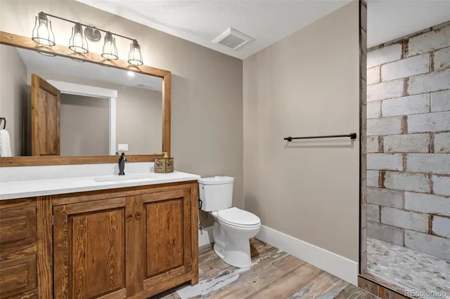 a view of empty room with a ceiling fan