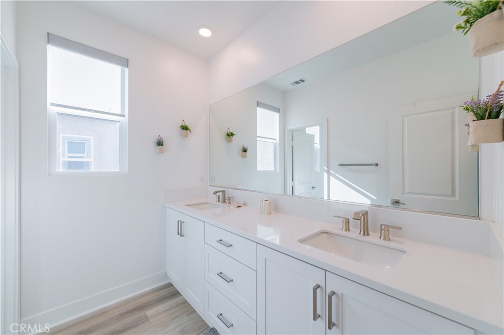 168 Sash Irvine, CA 92618 - Photo 24 of 31 a bathroom with 2 sink tub and a mirror