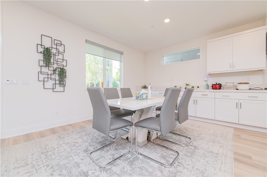 168 Sash Irvine, CA 92618 - Photo 7 of 31 a view of a dining room with furniture