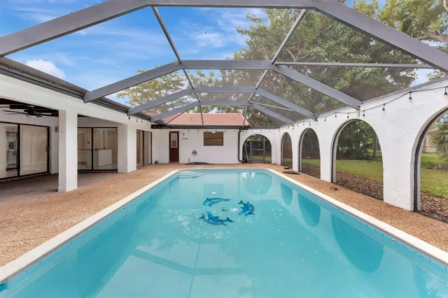 a view of a house with backyard and garden