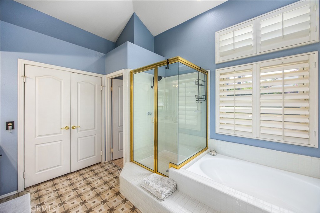 7751 Jack Rabbit Lane Highland, CA 92346 - Photo 27 of 50 a spacious bathroom with a shower and a bathtub