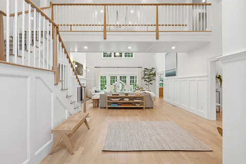 $6,350,000 | 8 Barclay Court, East Hampton, NY 11937