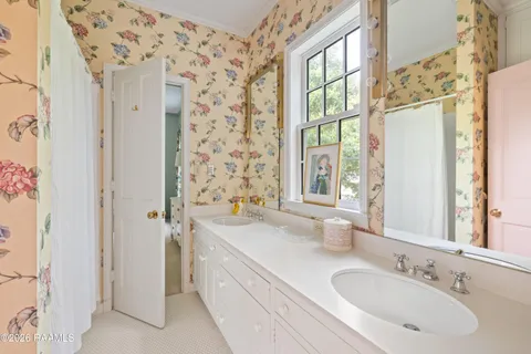 $695,000 | 1005 Loreauville Road, New Iberia, LA 70563