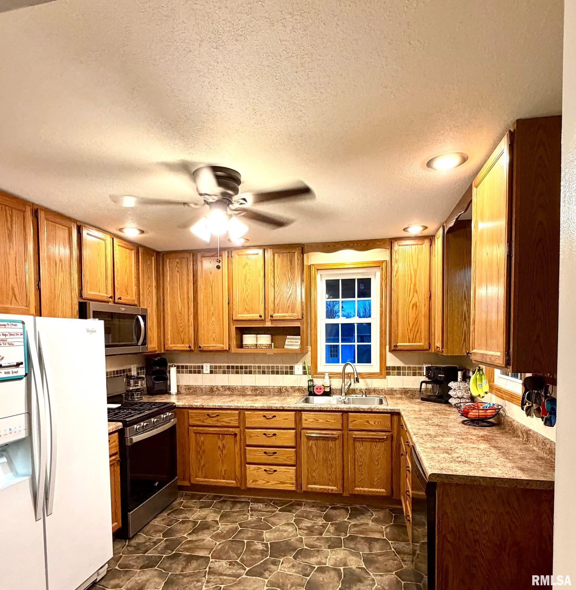 1255 East Chestnut Street Canton, IL 61520 - Photo 15 of 53