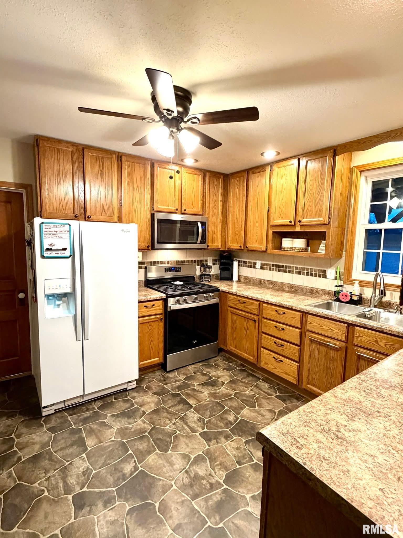 1255 East Chestnut Street Canton, IL 61520 - Photo 16 of 53