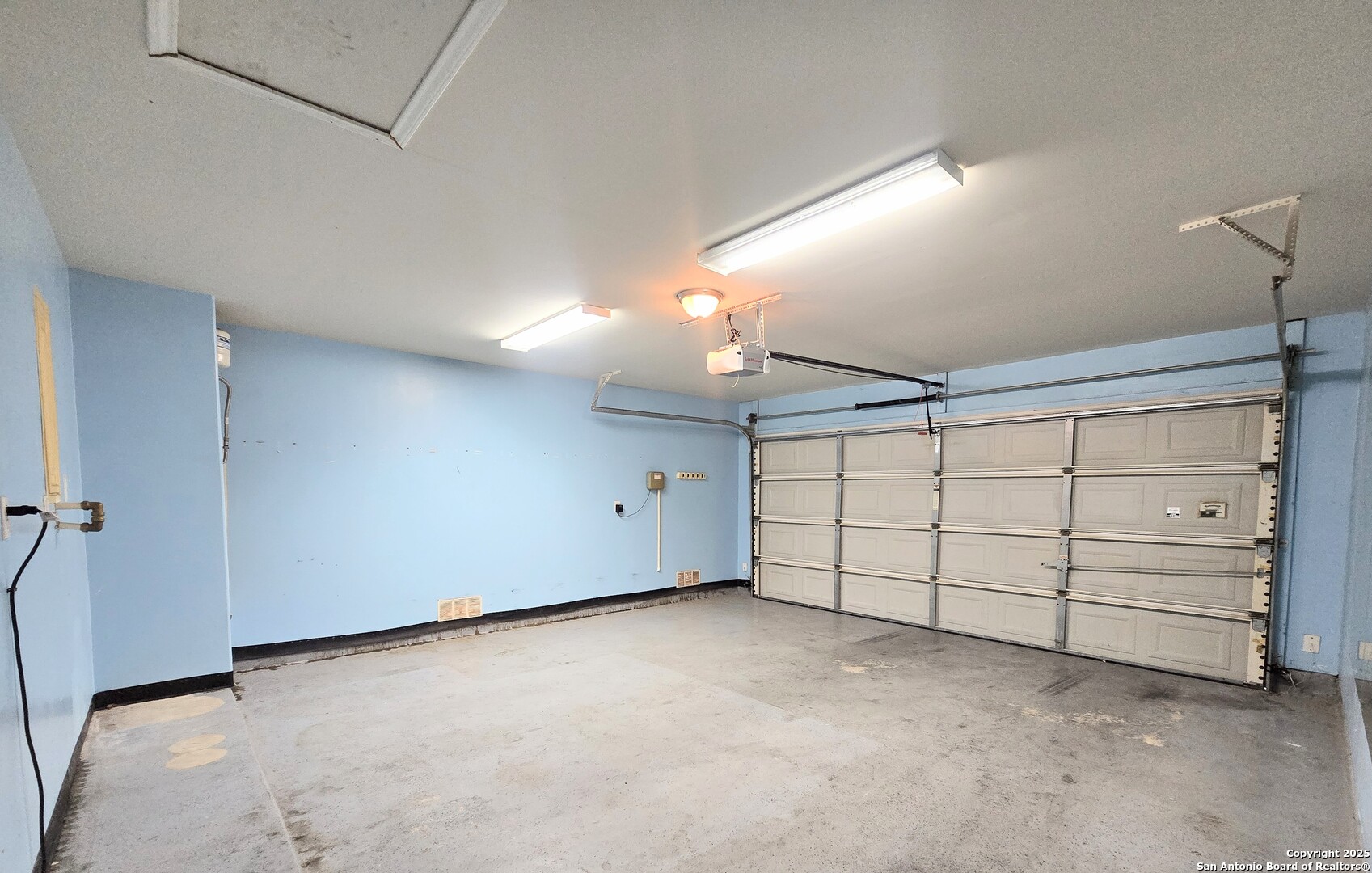 2711 Skybound San Antonio, TX 78245 - Photo 4 of 23 a view of a garage