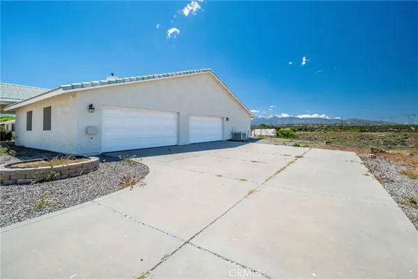 $999,999 | 6748 Coriander Drive, Oak Hills, CA 92344