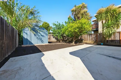 a view of backyard of the house
