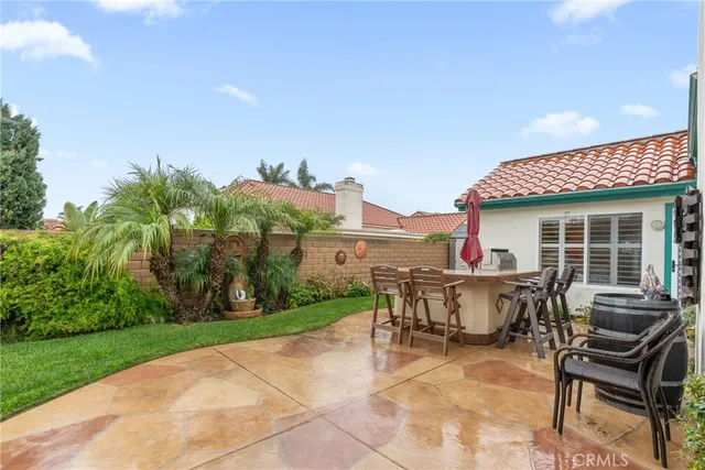 a view of a sitting area with furniture and garden