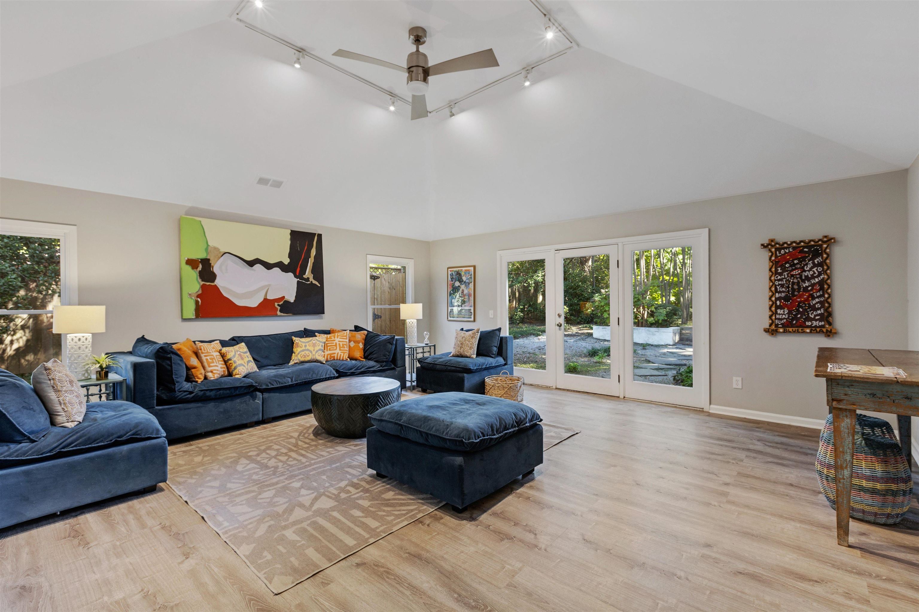 194 South Perkins Road Memphis, TN 38117 - Photo 11 of 33 a living room with furniture and a wooden floor