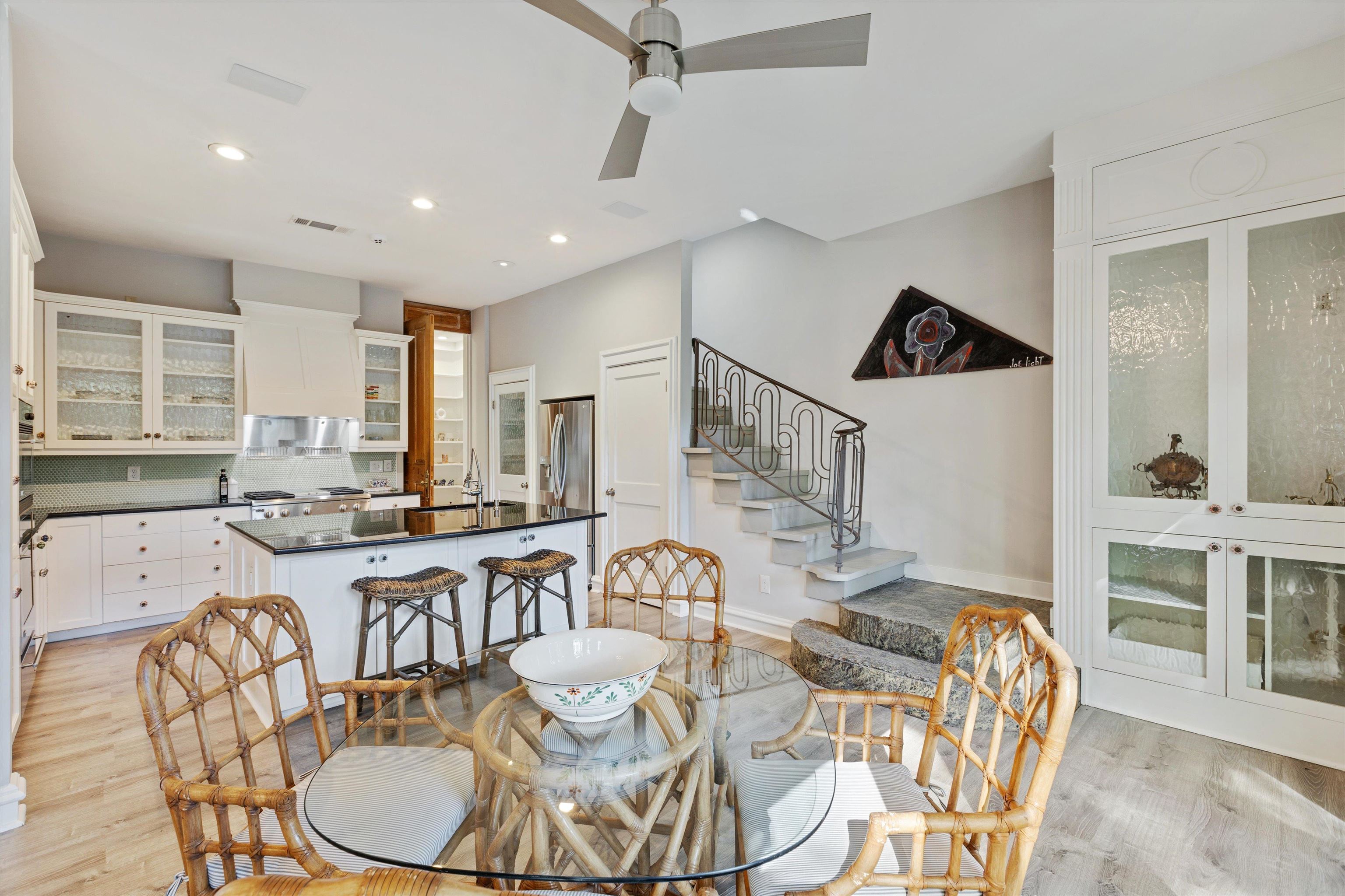 194 South Perkins Road Memphis, TN 38117 - Photo 18 of 33 a dinning room and kitchen with granite countertop a dining table chairs