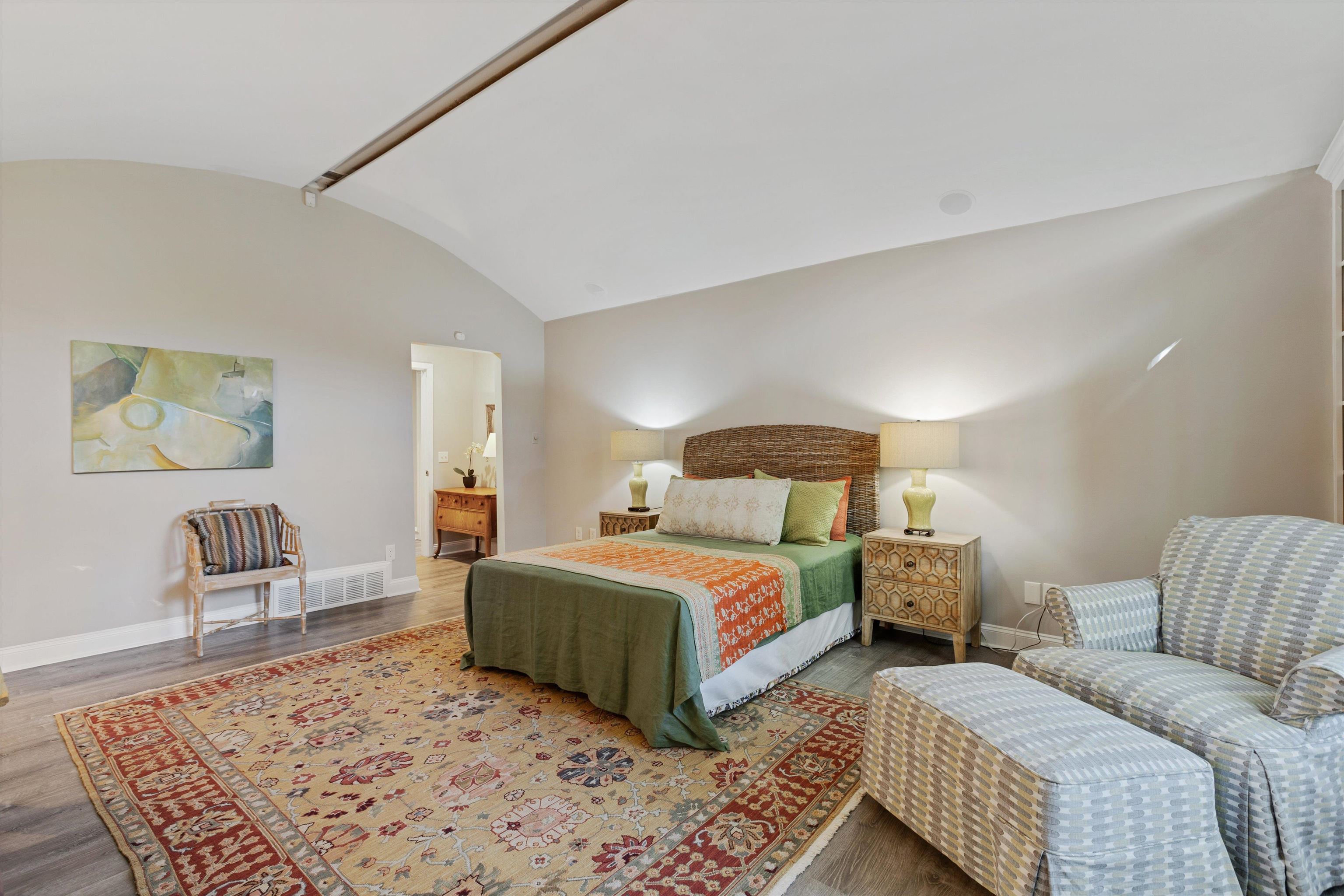 194 South Perkins Road Memphis, TN 38117 - Photo 20 of 33 a bedroom with a bed and a couch