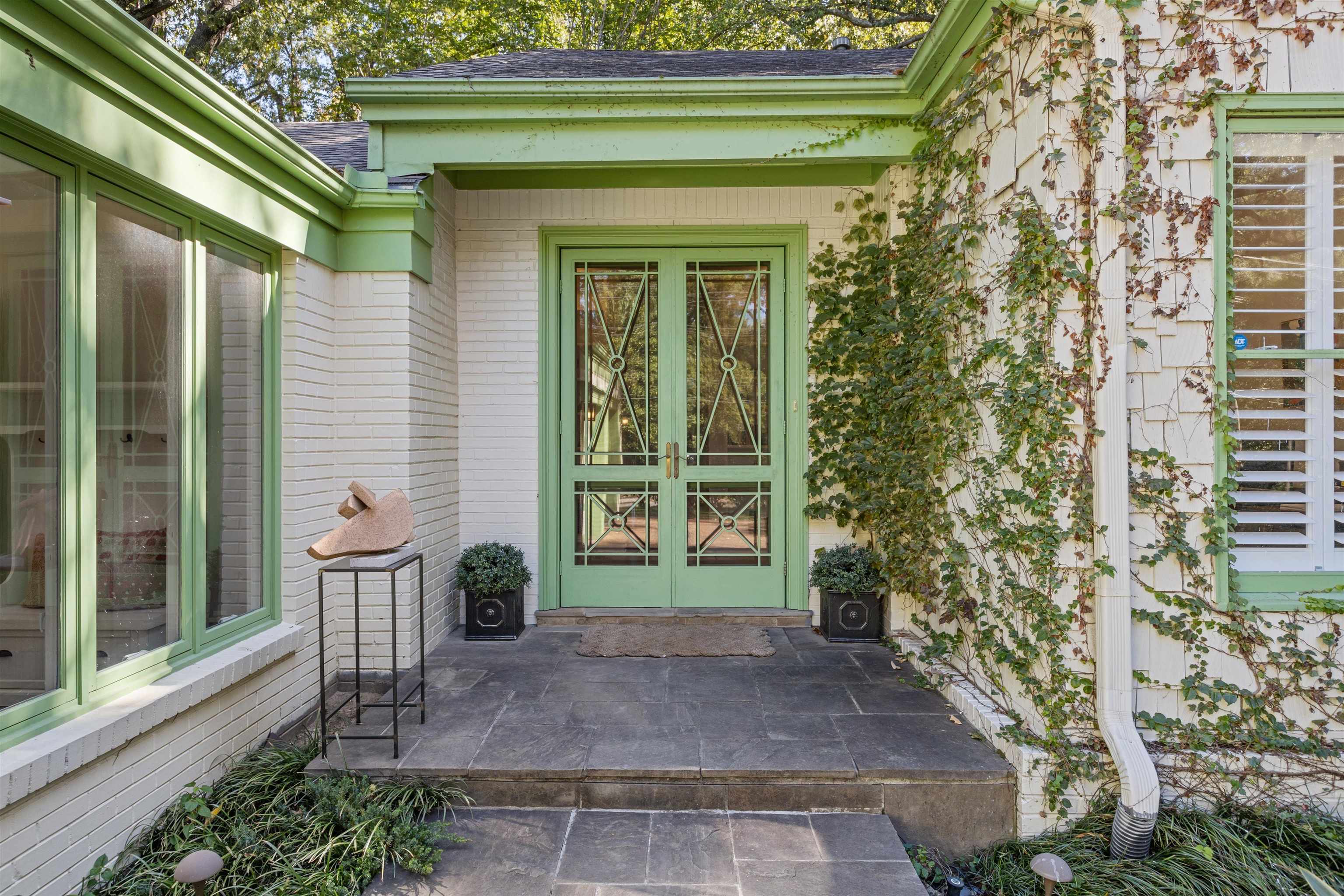 194 South Perkins Road Memphis, TN 38117 - Photo 2 of 33 a front view of a house with a garden