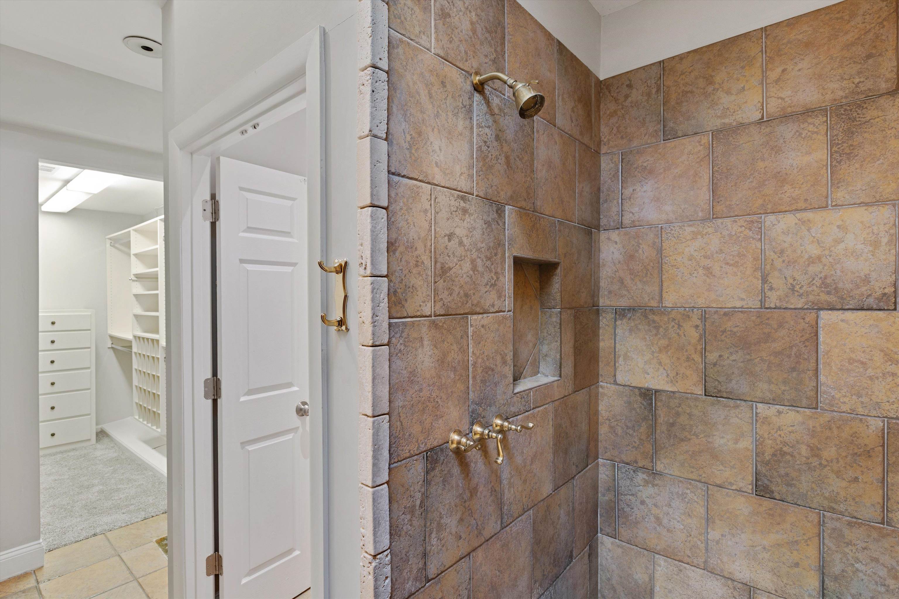 194 South Perkins Road Memphis, TN 38117 - Photo 23 of 33 a bathroom with a shower