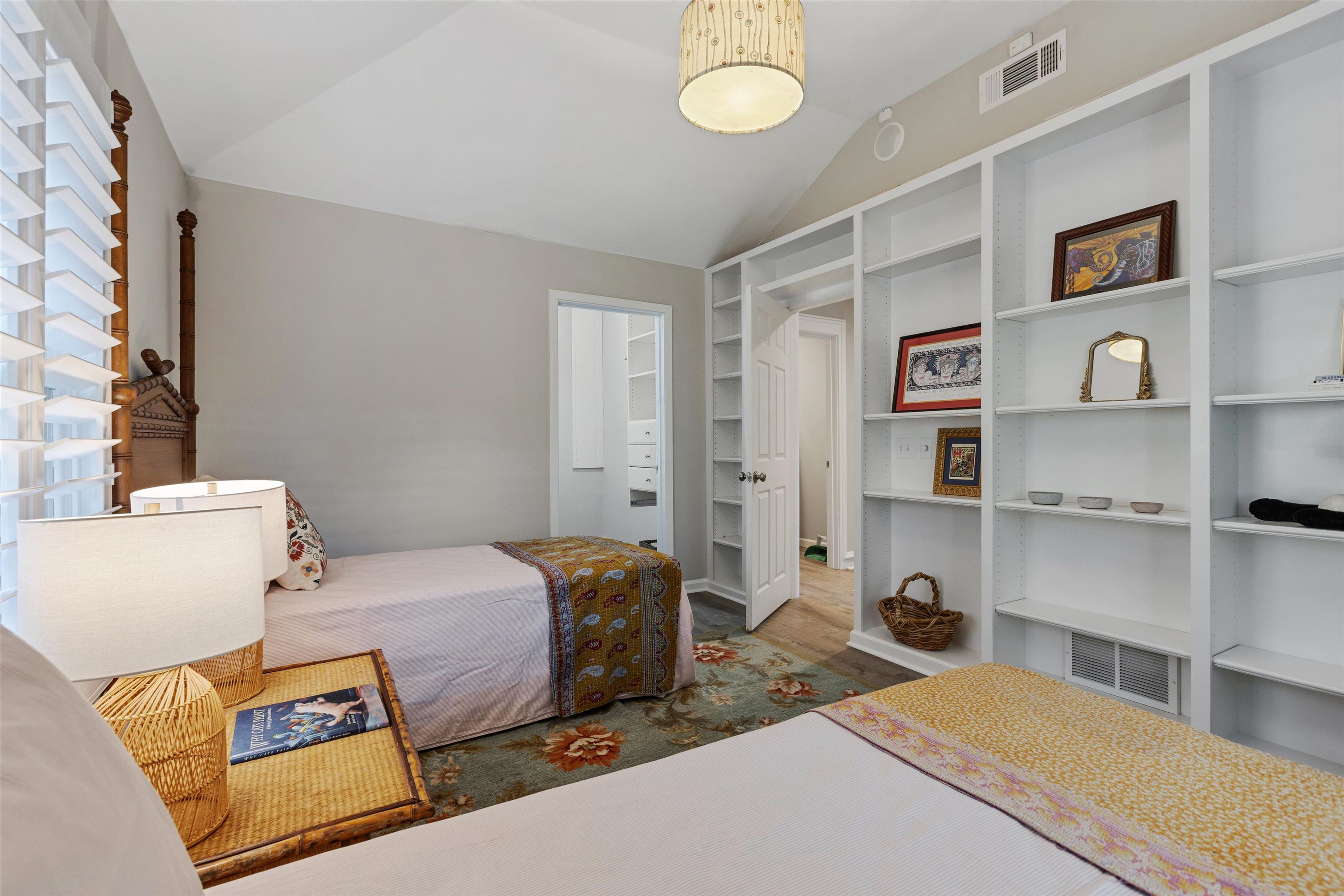 194 South Perkins Road Memphis, TN 38117 - Photo 24 of 33 a bedroom with a bed and cabinets