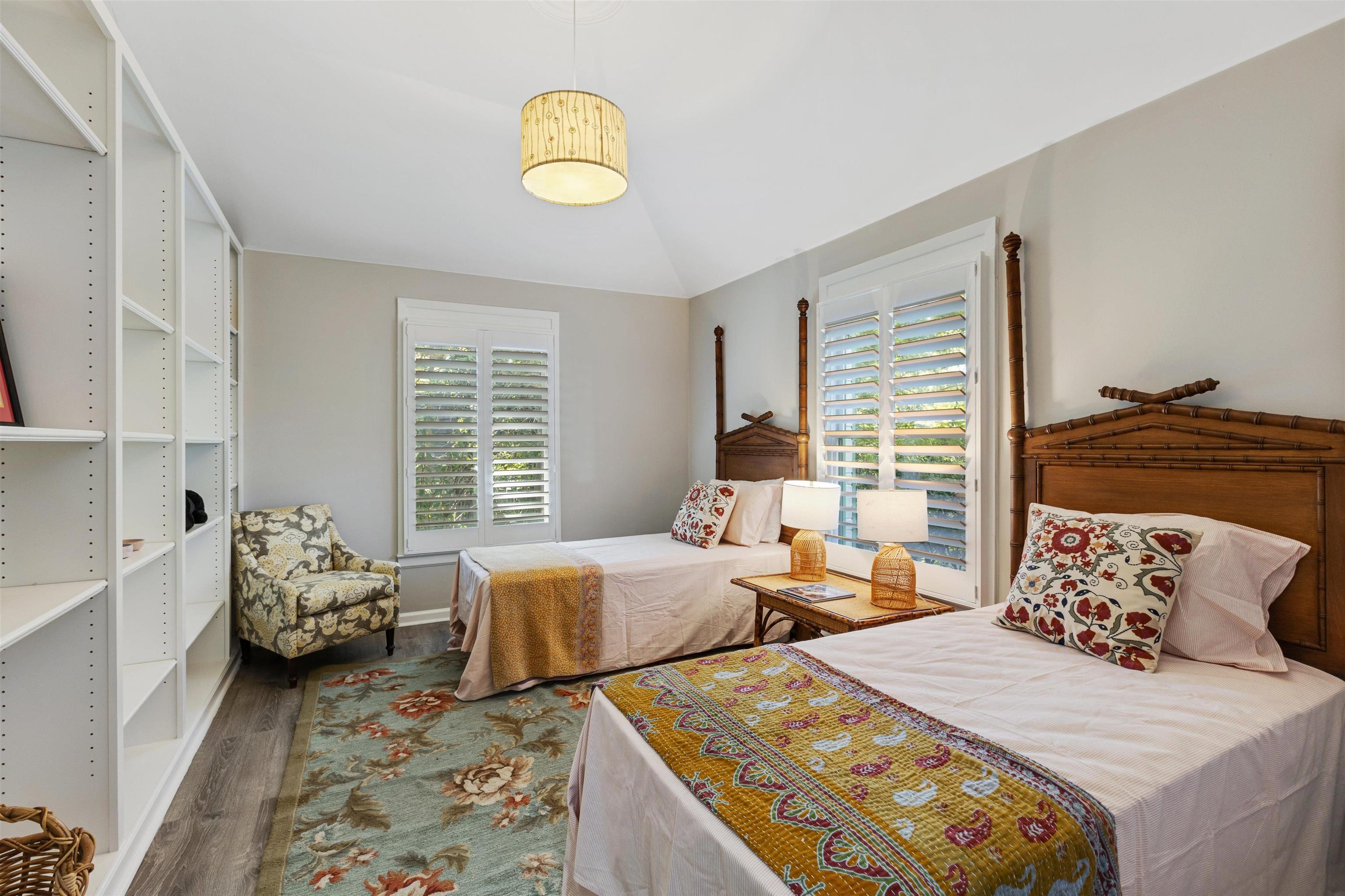 194 South Perkins Road Memphis, TN 38117 - Photo 25 of 33 a bedroom with two beds and a window