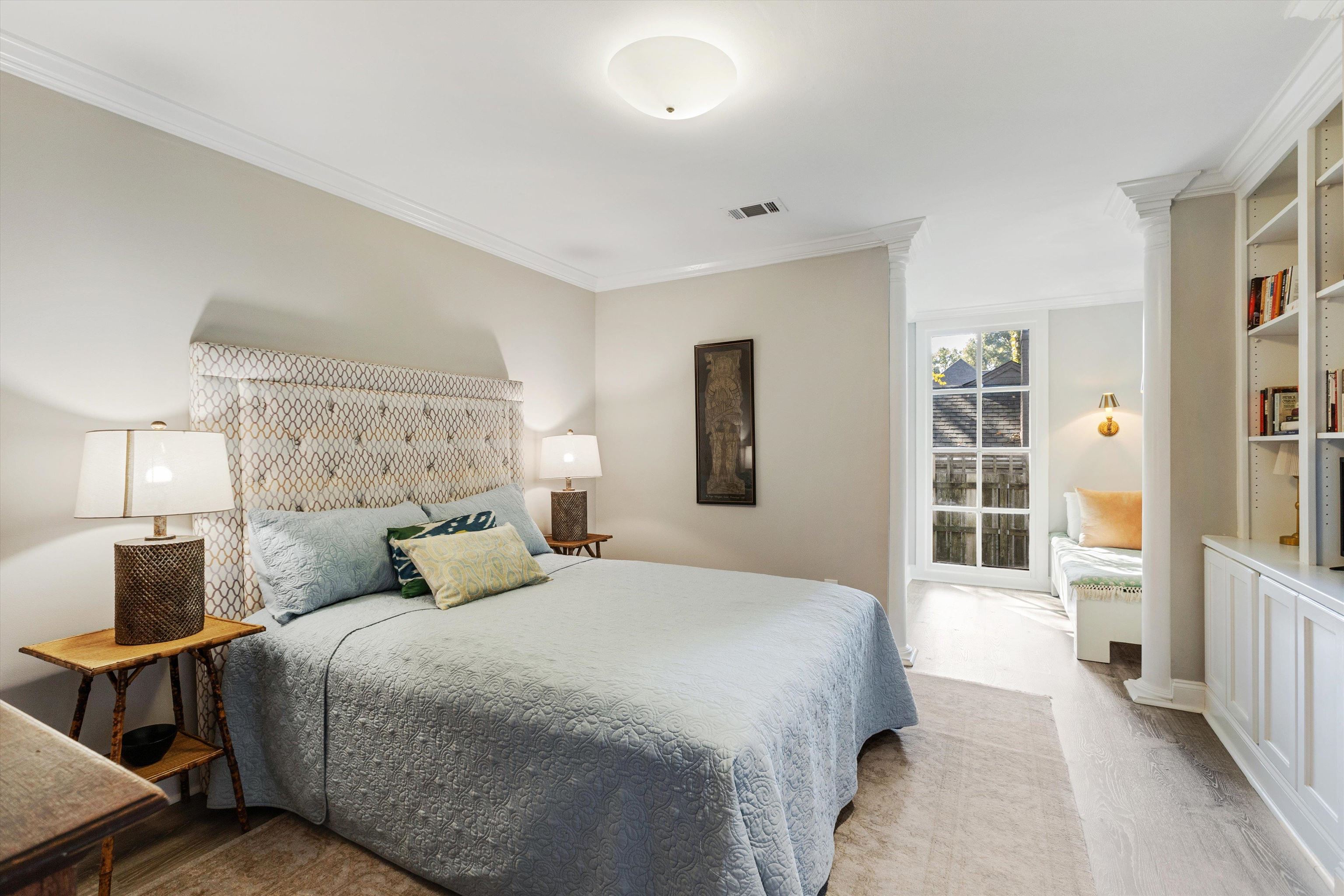 194 South Perkins Road Memphis, TN 38117 - Photo 26 of 33 a bedroom with a large bed and a window
