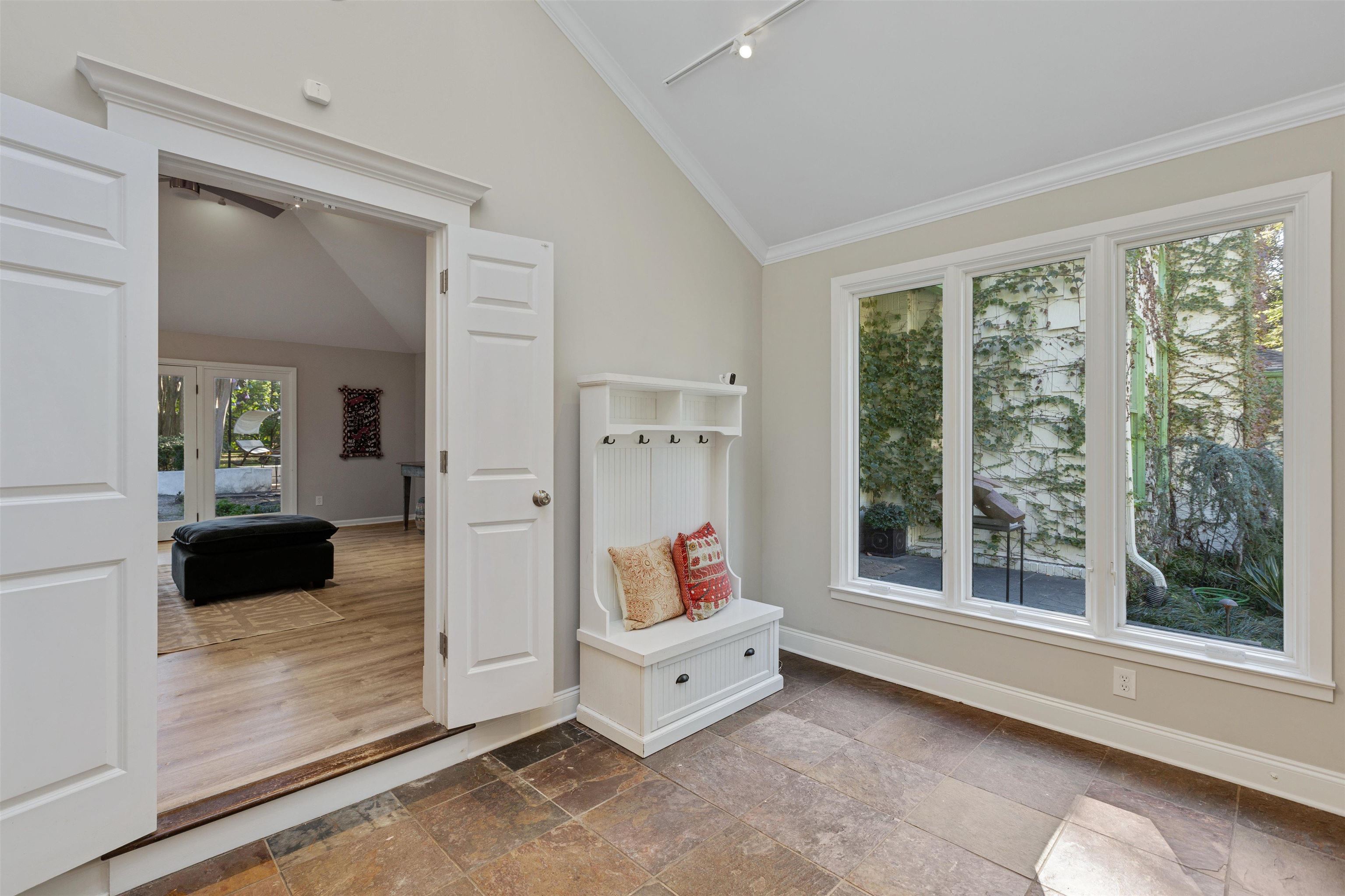194 South Perkins Road Memphis, TN 38117 - Photo 31 of 33 a living room with furniture and a large window
