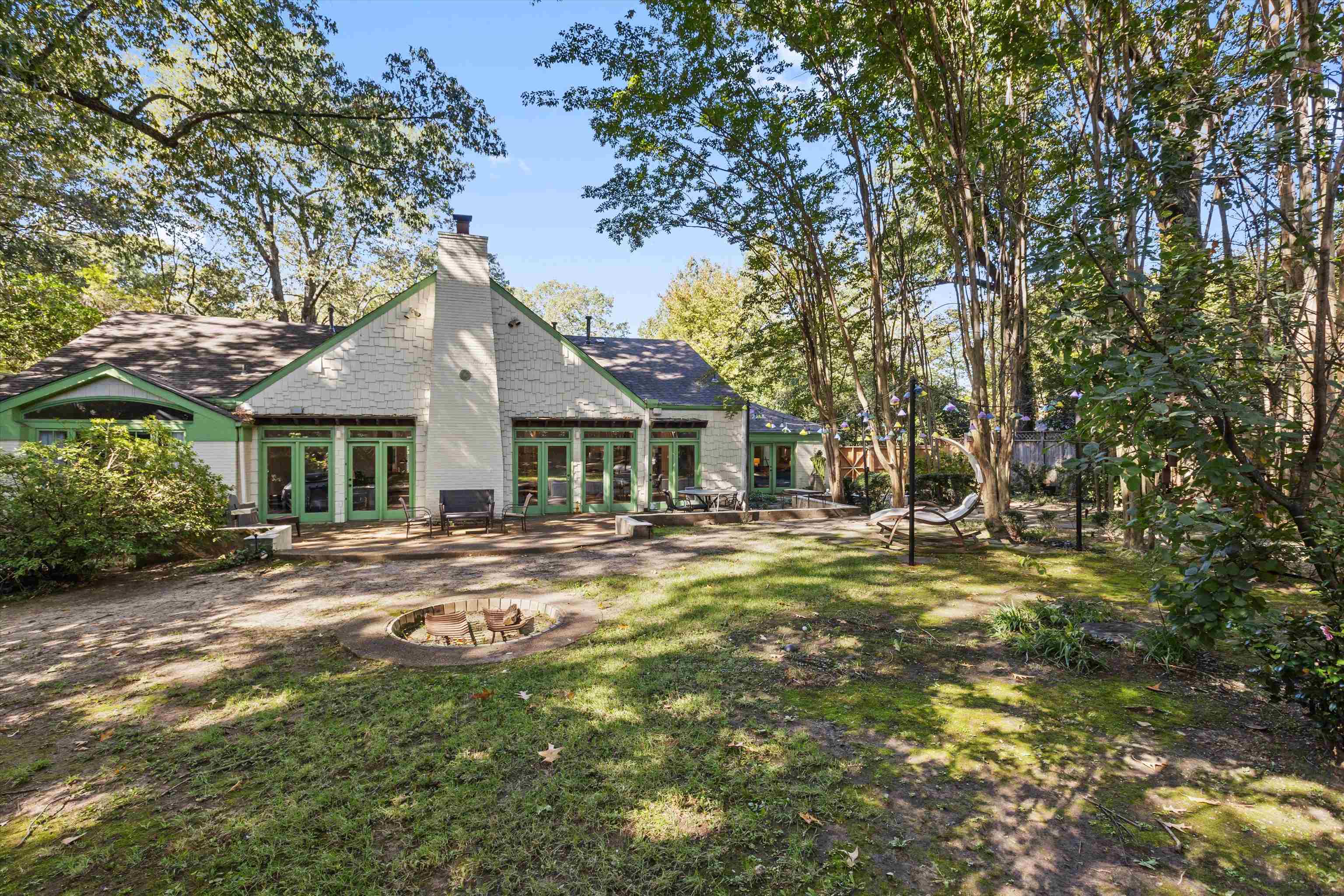 194 South Perkins Road Memphis, TN 38117 - Photo 5 of 33 a front view of a house with a garden