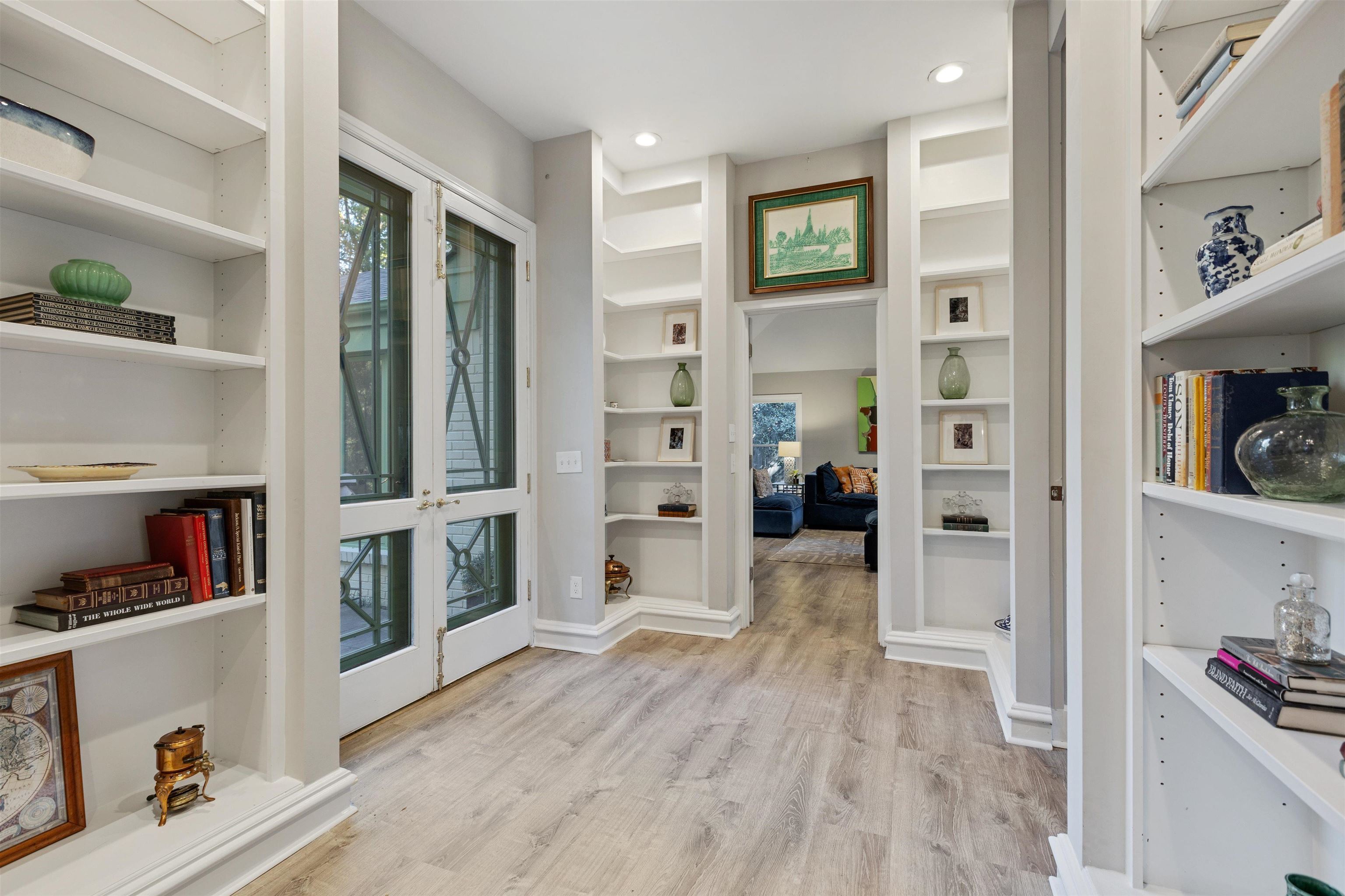 194 South Perkins Road Memphis, TN 38117 - Photo 7 of 33 a view of hallway with wooden floor and closet