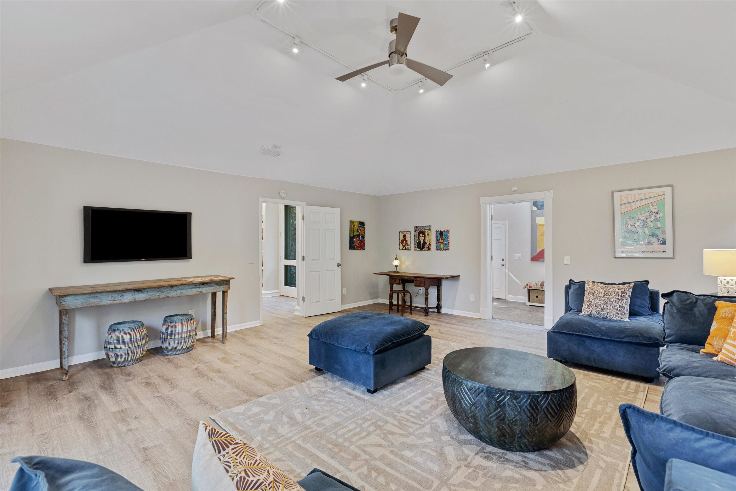 194 South Perkins Road Memphis, TN 38117 - Photo 10 of 33 a living room with furniture and a flat screen tv