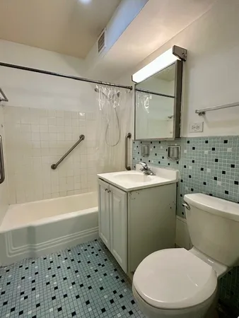 $2,550 | 1516 Hinman Avenue, Unit 303, Evanston, IL 60201